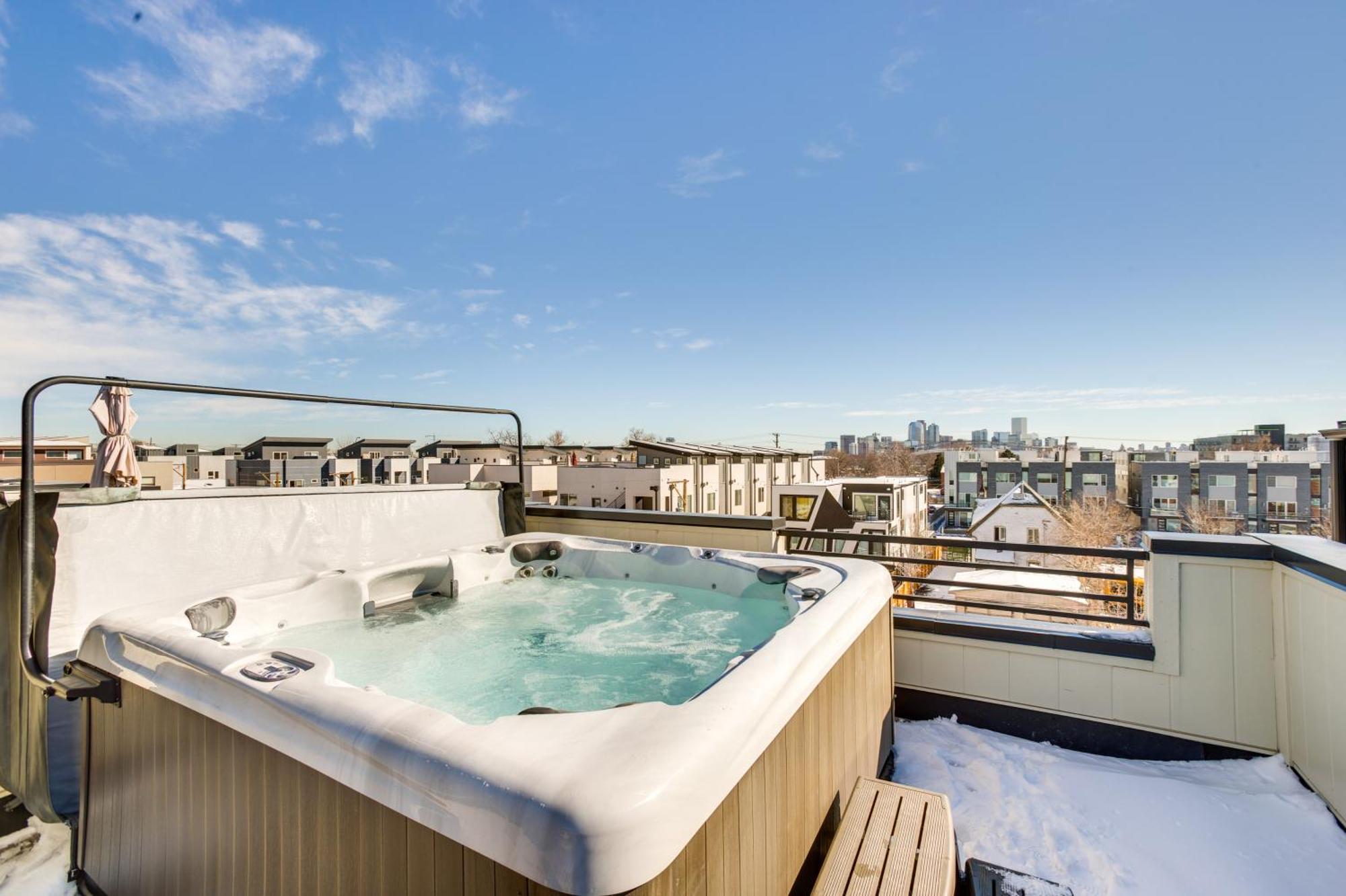 Modern Townhome Rooftop Hot Tub And Mtn View Holiday home Denver