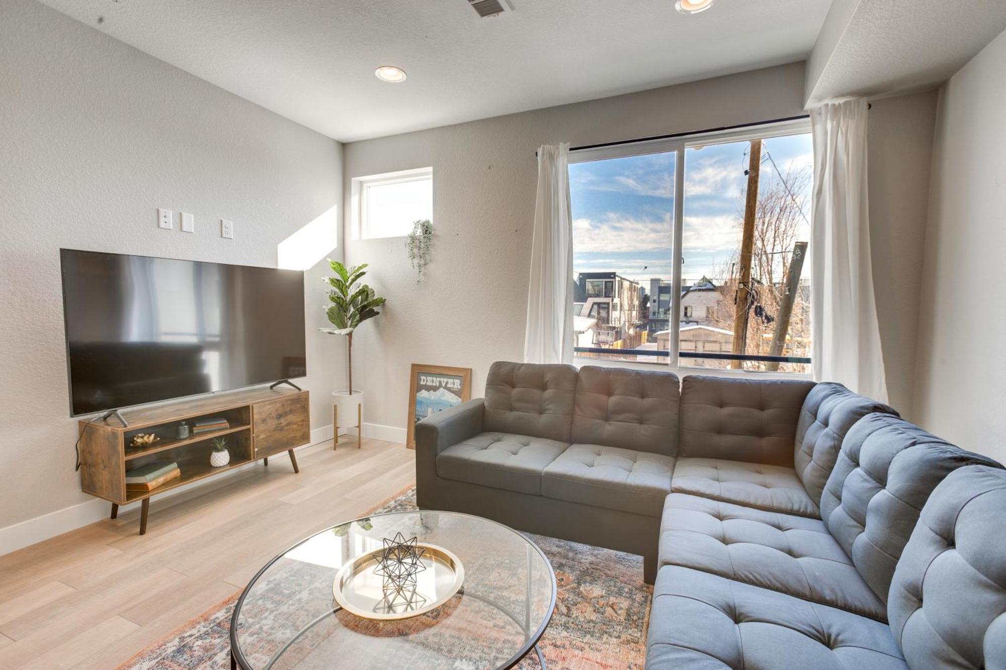 Modern Townhome Rooftop Hot Tub And Mtn View Holiday home *