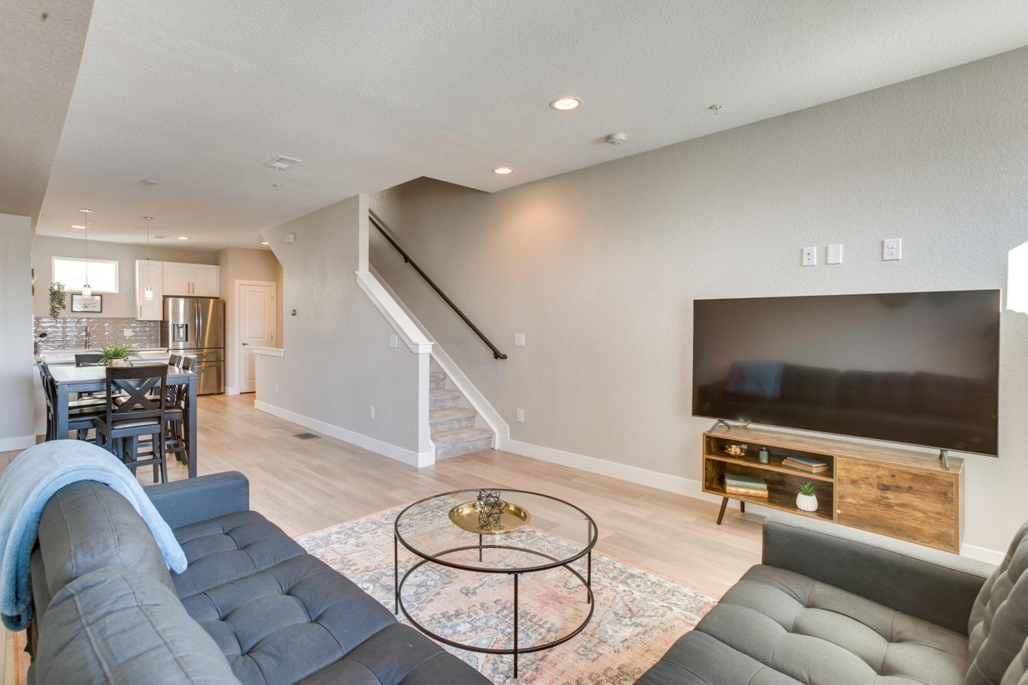 Modern Townhome Rooftop Hot Tub And Mtn View Holiday home Denver